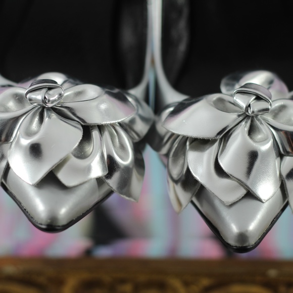 Roger Vivier Silver Leather Pumps - Picture 15 of 16